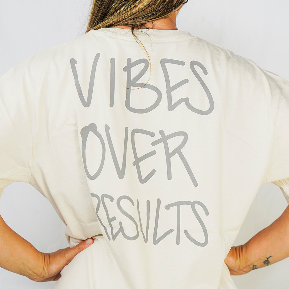 CAMISETA Vibes Over Results Lettering