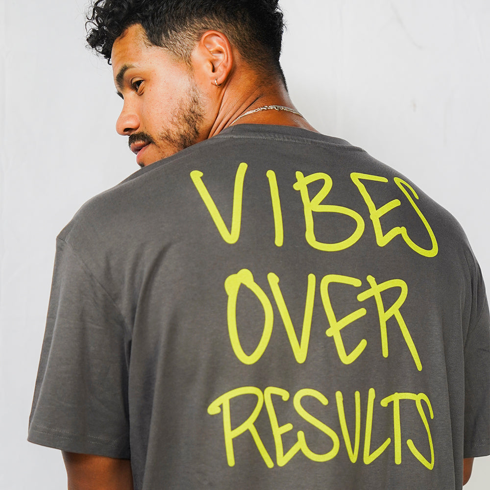 CAMISETA Vibes Over Results Lettering