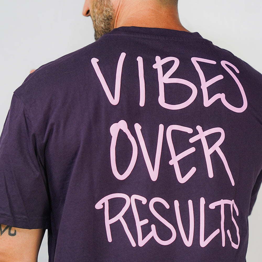 CAMISETA Vibes Over Results Lettering